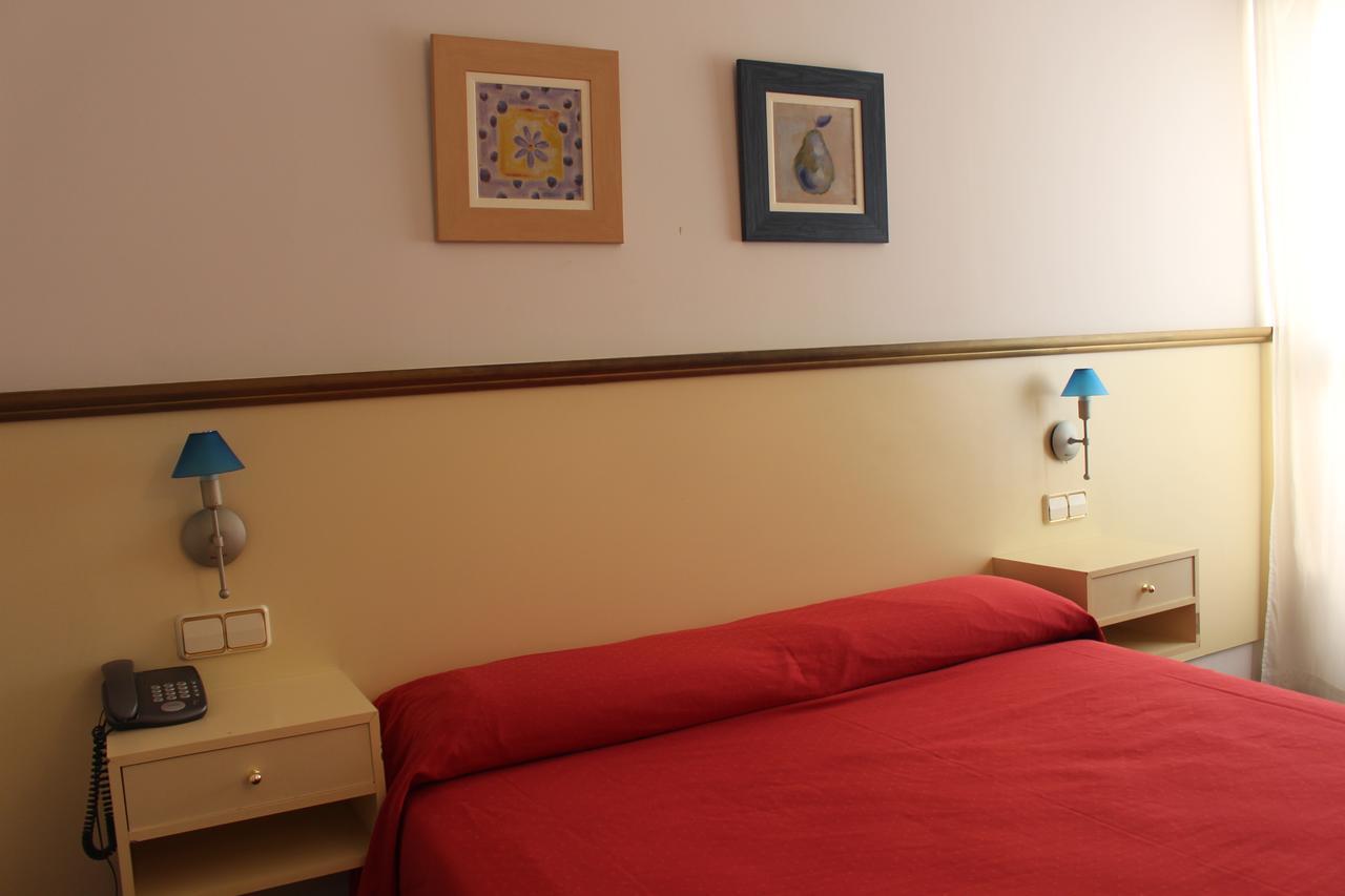 Hotel Velilla Velilla de San Antonio Eksteriør billede