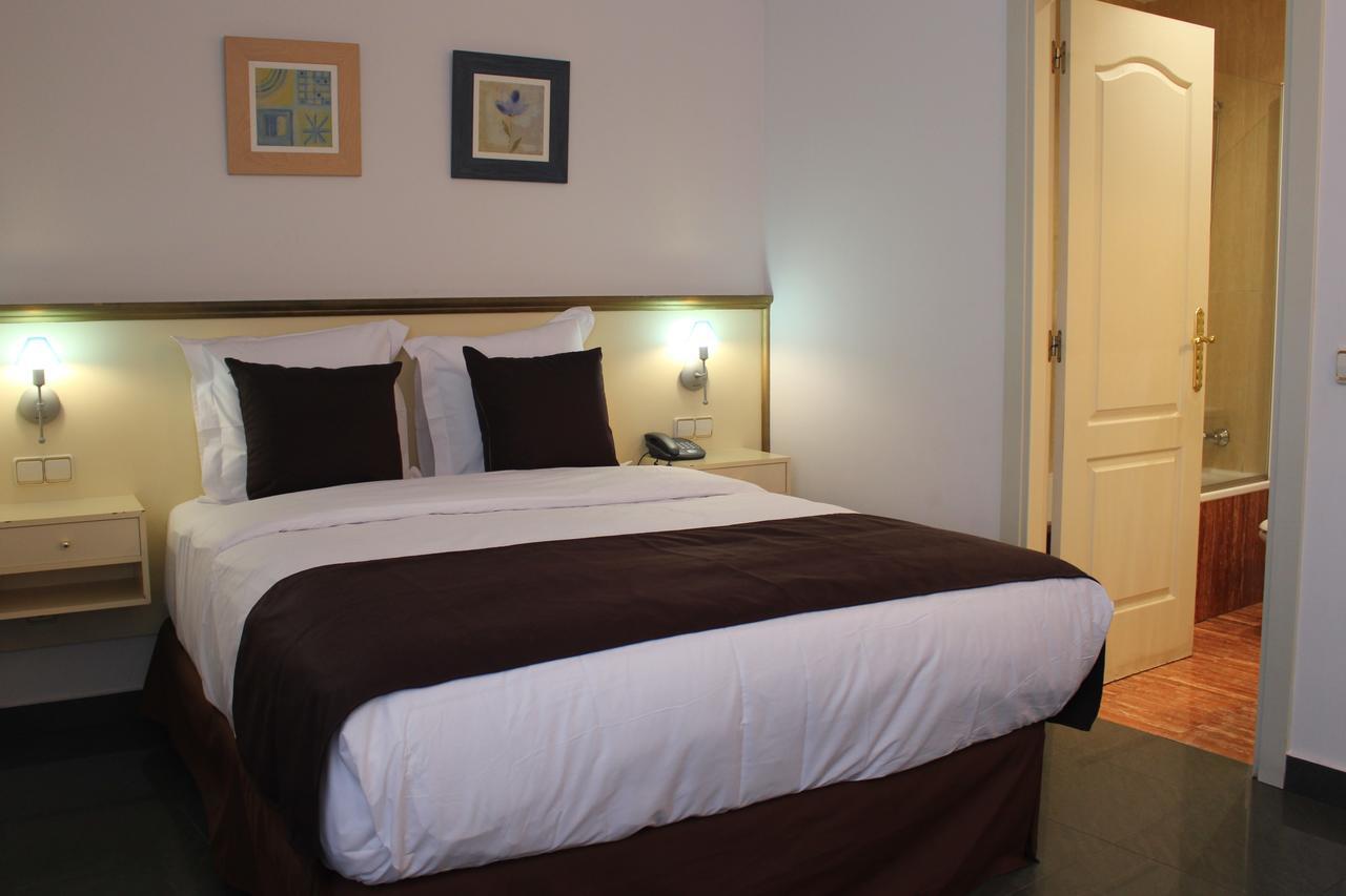 Hotel Velilla Velilla de San Antonio Eksteriør billede