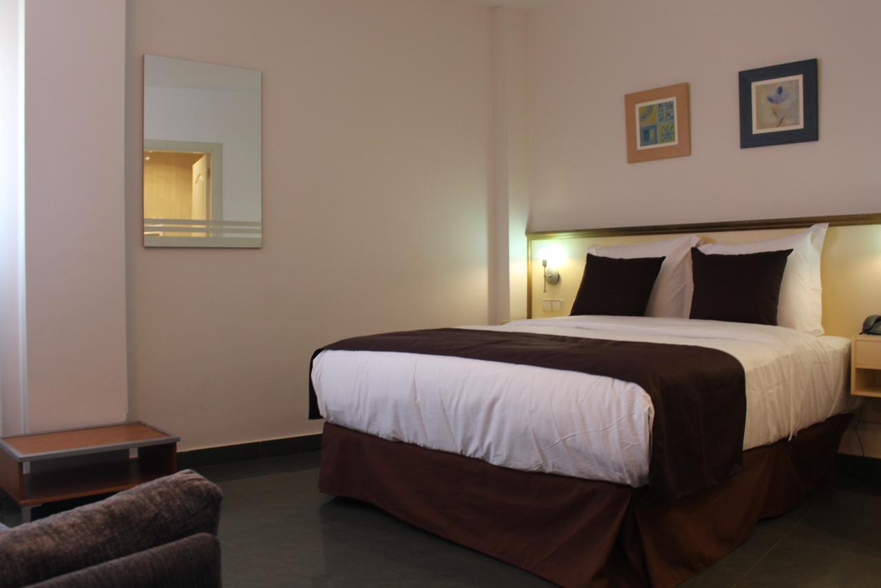 Hotel Velilla Velilla de San Antonio Eksteriør billede