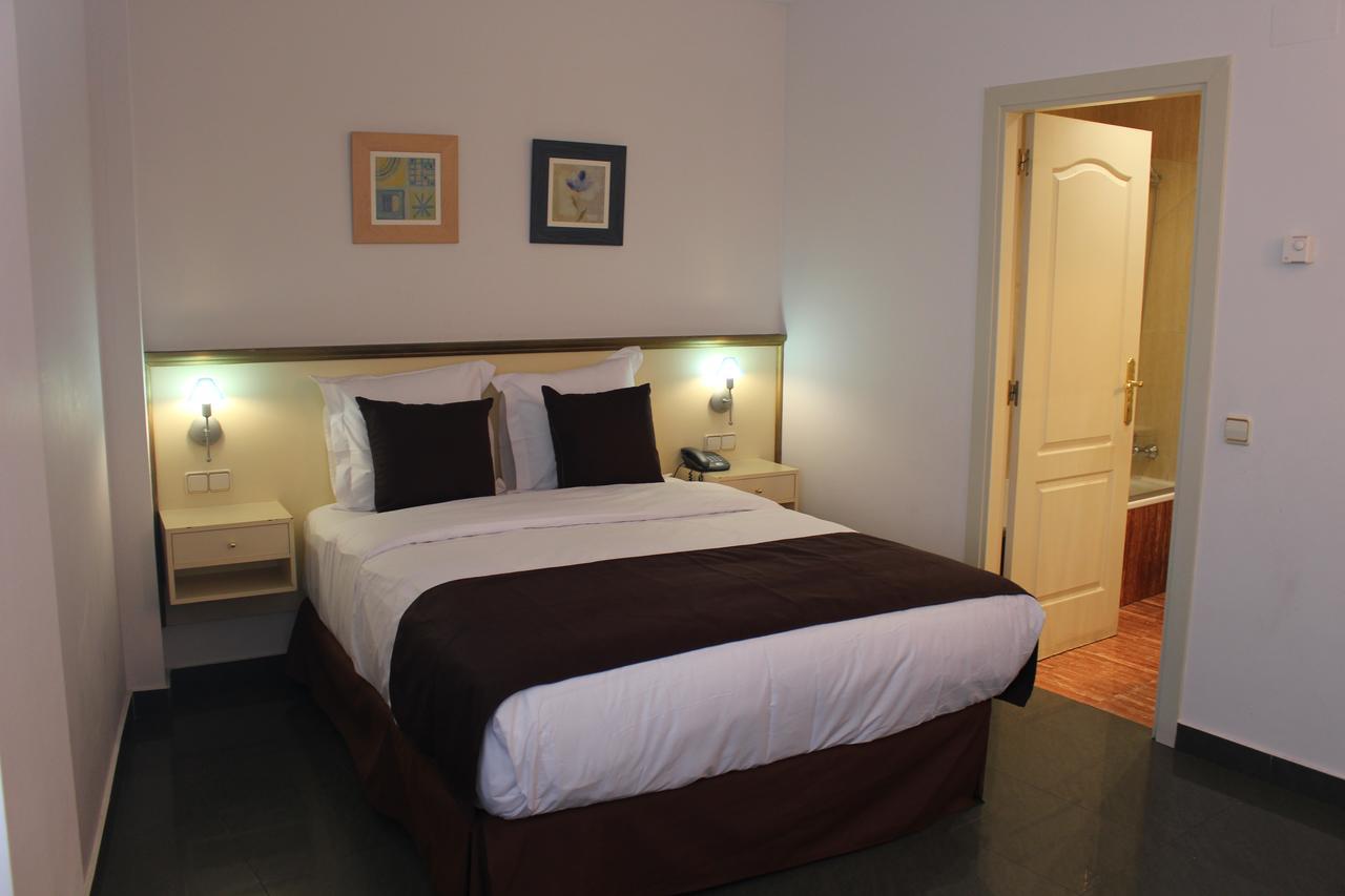 Hotel Velilla Velilla de San Antonio Eksteriør billede
