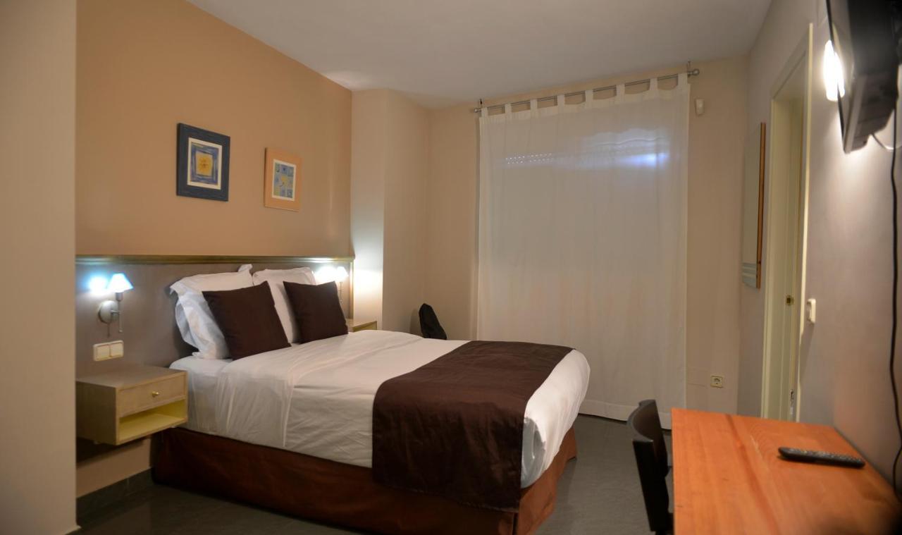 Hotel Velilla Velilla de San Antonio Eksteriør billede
