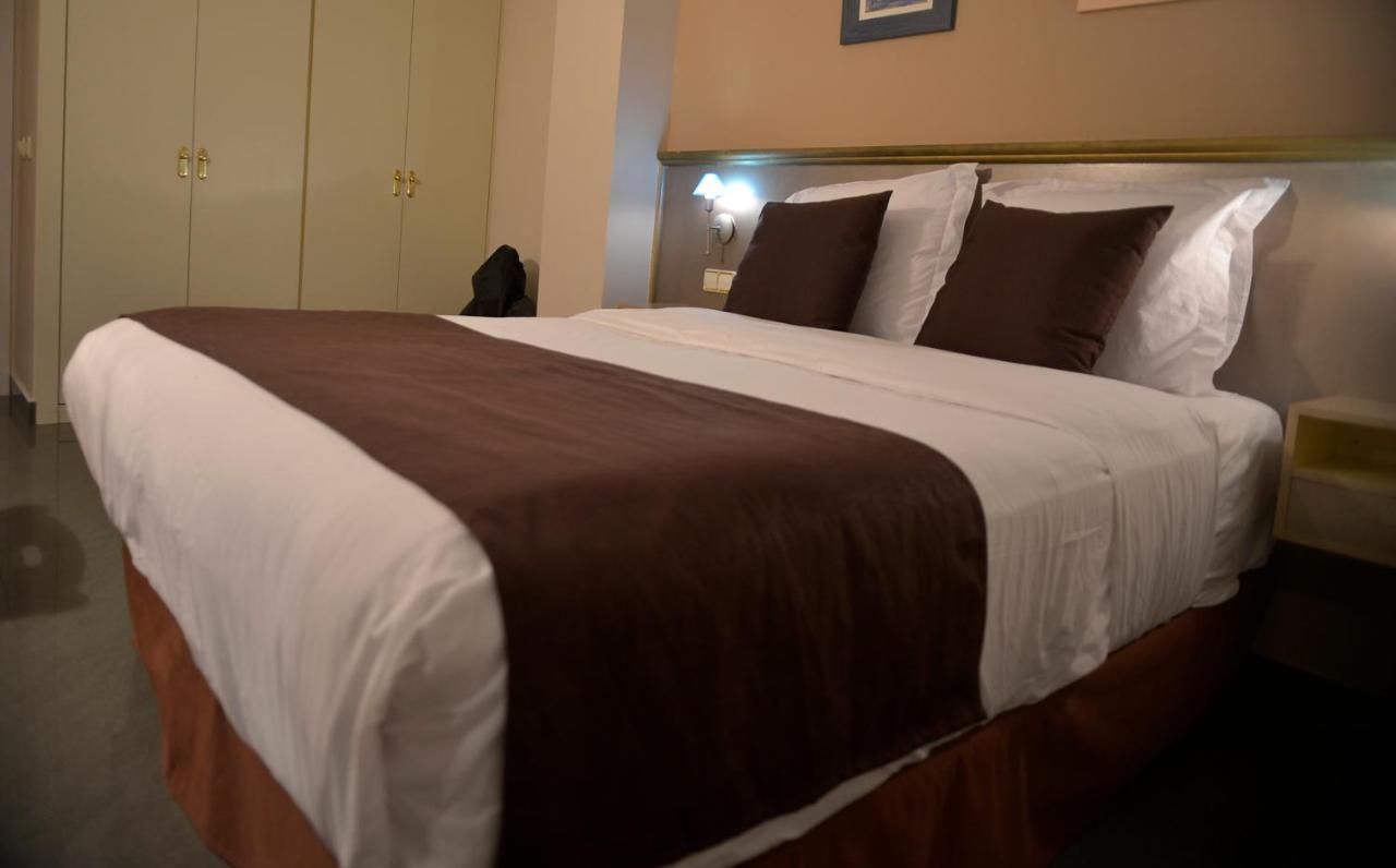 Hotel Velilla Velilla de San Antonio Eksteriør billede