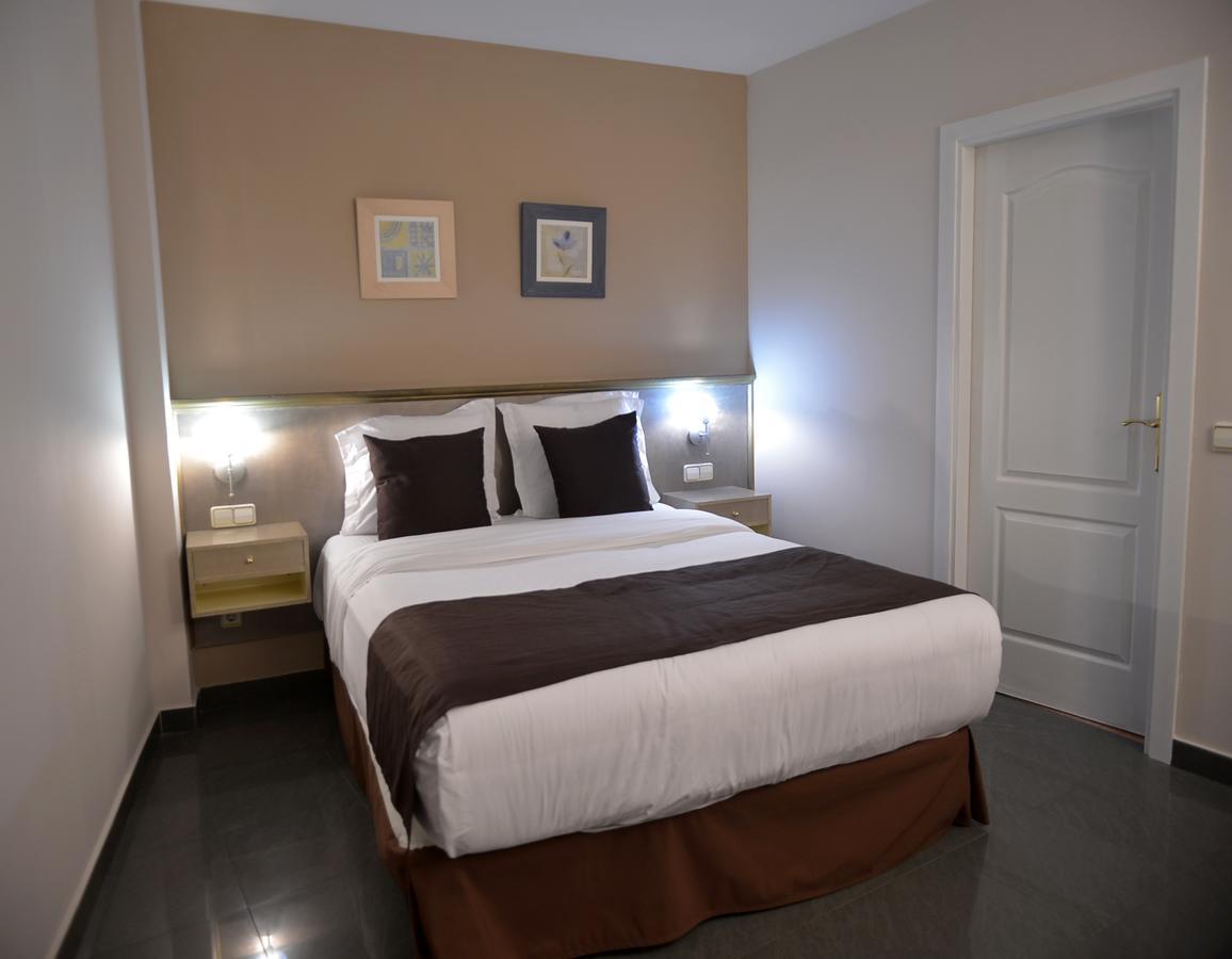 Hotel Velilla Velilla de San Antonio Eksteriør billede