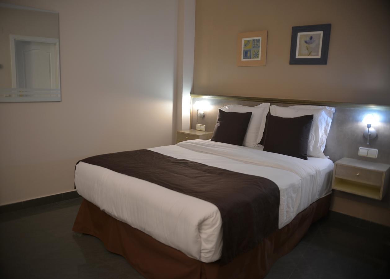 Hotel Velilla Velilla de San Antonio Eksteriør billede