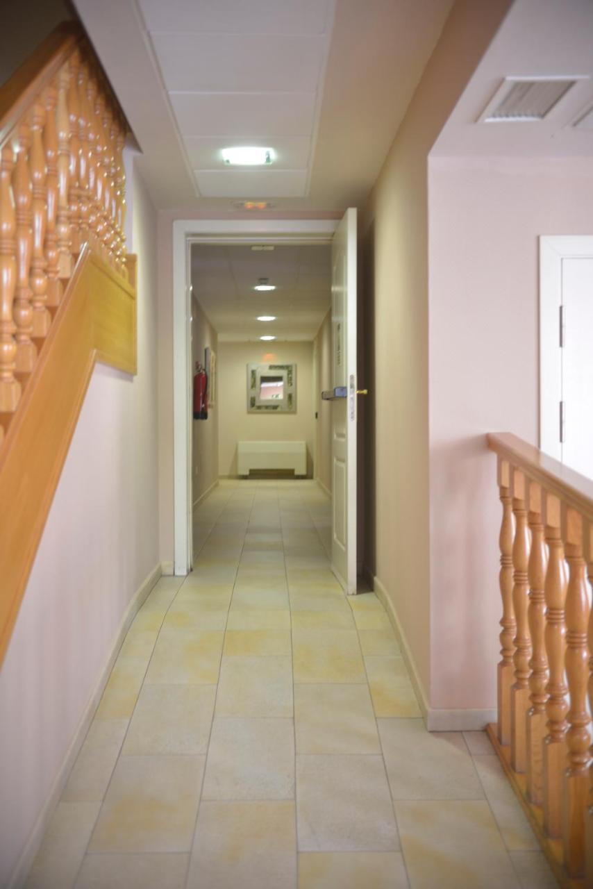 Hotel Velilla Velilla de San Antonio Eksteriør billede